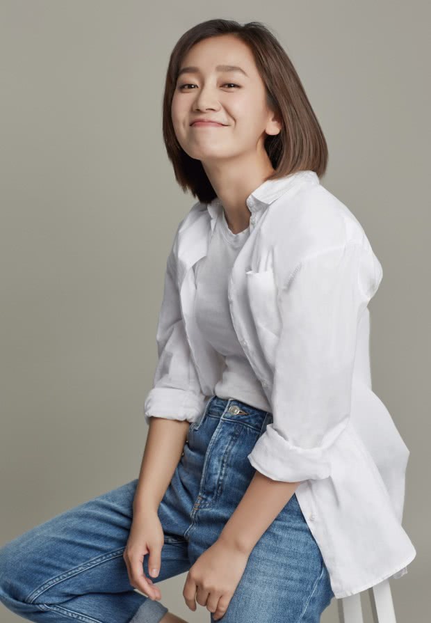 她从19岁开始演戏,30岁凭一部网剧火起来,童颜还穿搭好看!