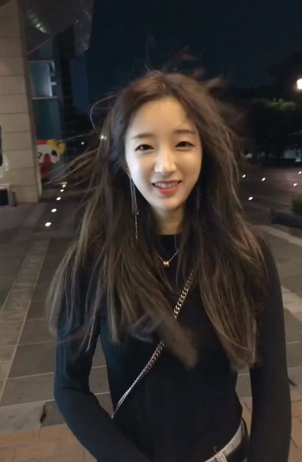 单眼皮美女笑起来"眯眯眼",像周冬雨,网友:好像一股清流!