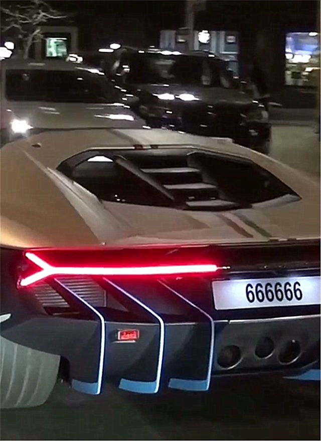 夜晚偶遇一辆1300万兰博基尼,本不会太惊讶,但车牌实在太吸睛!