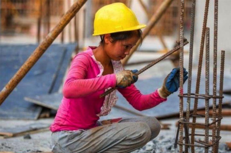 工地上的女人上班时候虽然汗流浃背下班后也是风情万种