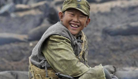 《非常小院》《十送红军》等等,而最喜欢他在《战旗》里演的牛大仁