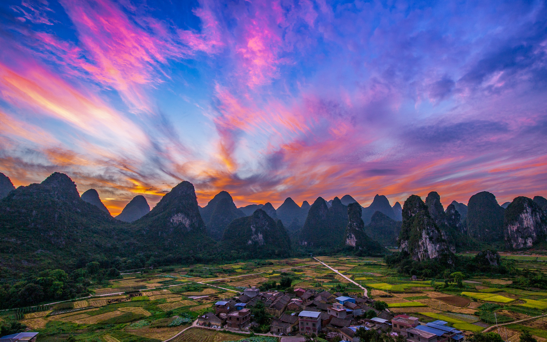 日晒稻谷黄夏日丰收忙一可叶摄于桂林奇峰镇