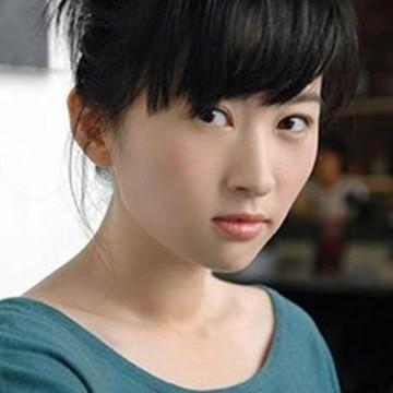 她是《天龙八部》里钟灵儿,外表活泼却低调,看