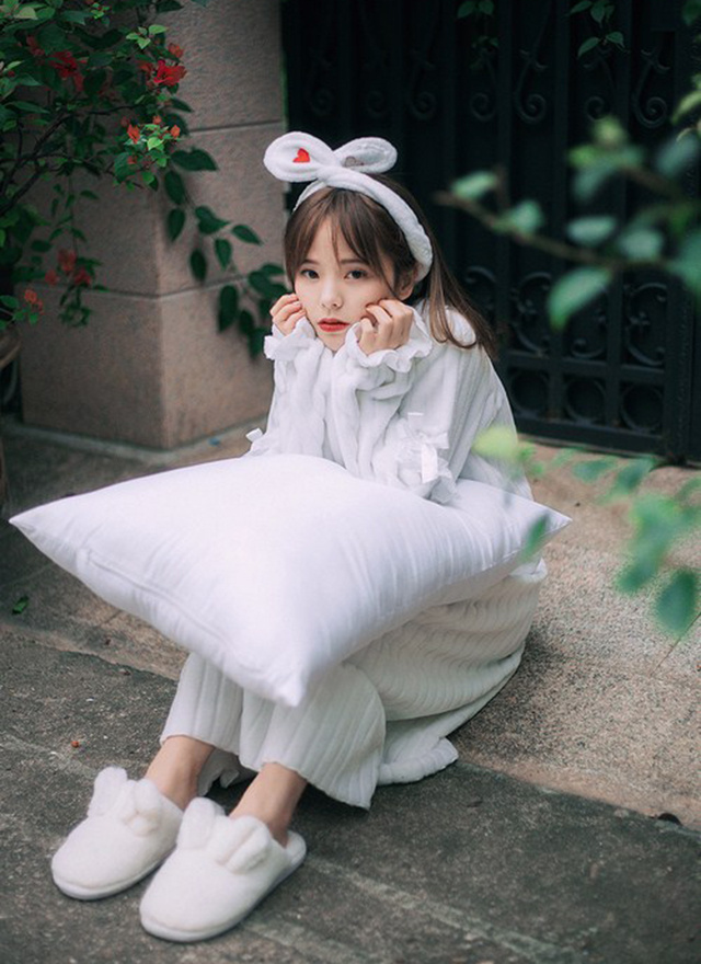 穿着白色睡衣外出拍的小美女写真_新浪看点