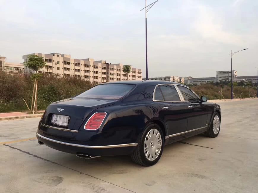 落地超过600万,实拍宾利慕尚极致版,车标能买一台飞度?