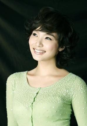 她在最火的时候退居幕后, 后被丈夫砍手指, 流产导致终身不孕