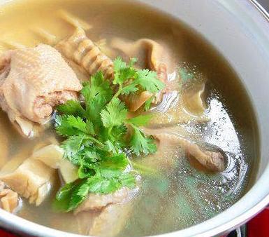 干净,放入煲中,加水先煲约20分钟,这个时间刚好可以处理鸭子老鸭一只