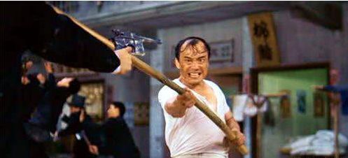 作为武林高手,却厌倦纷争隐姓埋名,以卖早点为生,在斧头帮来袭的时候