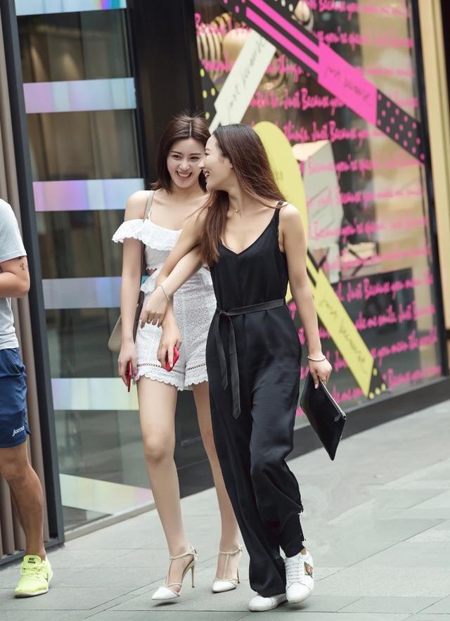 美女街拍:独特秀丽皮肤白皙,美腿很迷人!