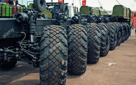 俄新8轴超重型导弹底盘因转向故障当众出丑