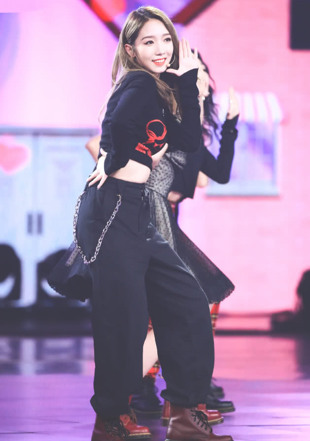 孟美岐穿露脐装秀小蛮腰,却搭错裤子,只看下半身像百斤的胖子!