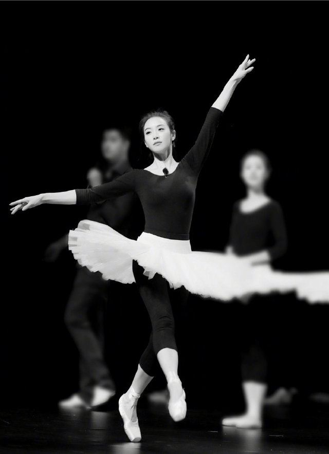 宋茜跳芭蕾舞秀大长腿, 从指尖到脚尖都很美!