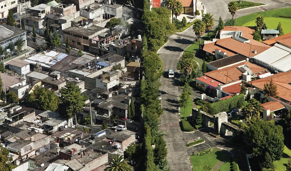 墨西哥城富人区与贫民窟仅一墙之隔, 鲜明对比可见贫富差距