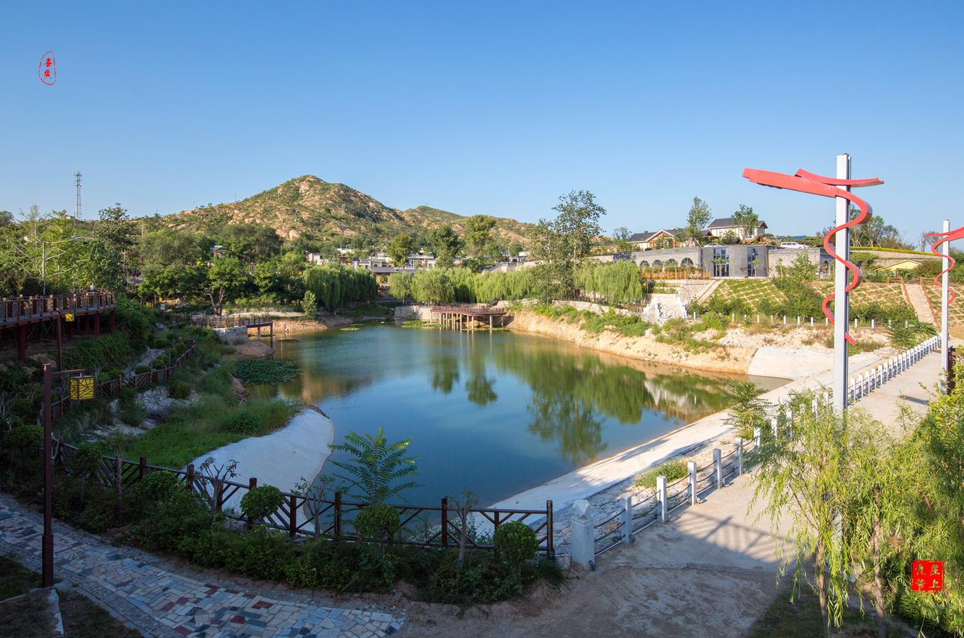 太行腹地柏坡湖畔有一个如诗如画的小山庄