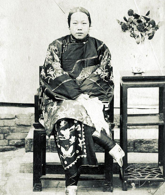 外国人拍摄的晚清妇女三寸金莲八国联军的行为让人愤怒