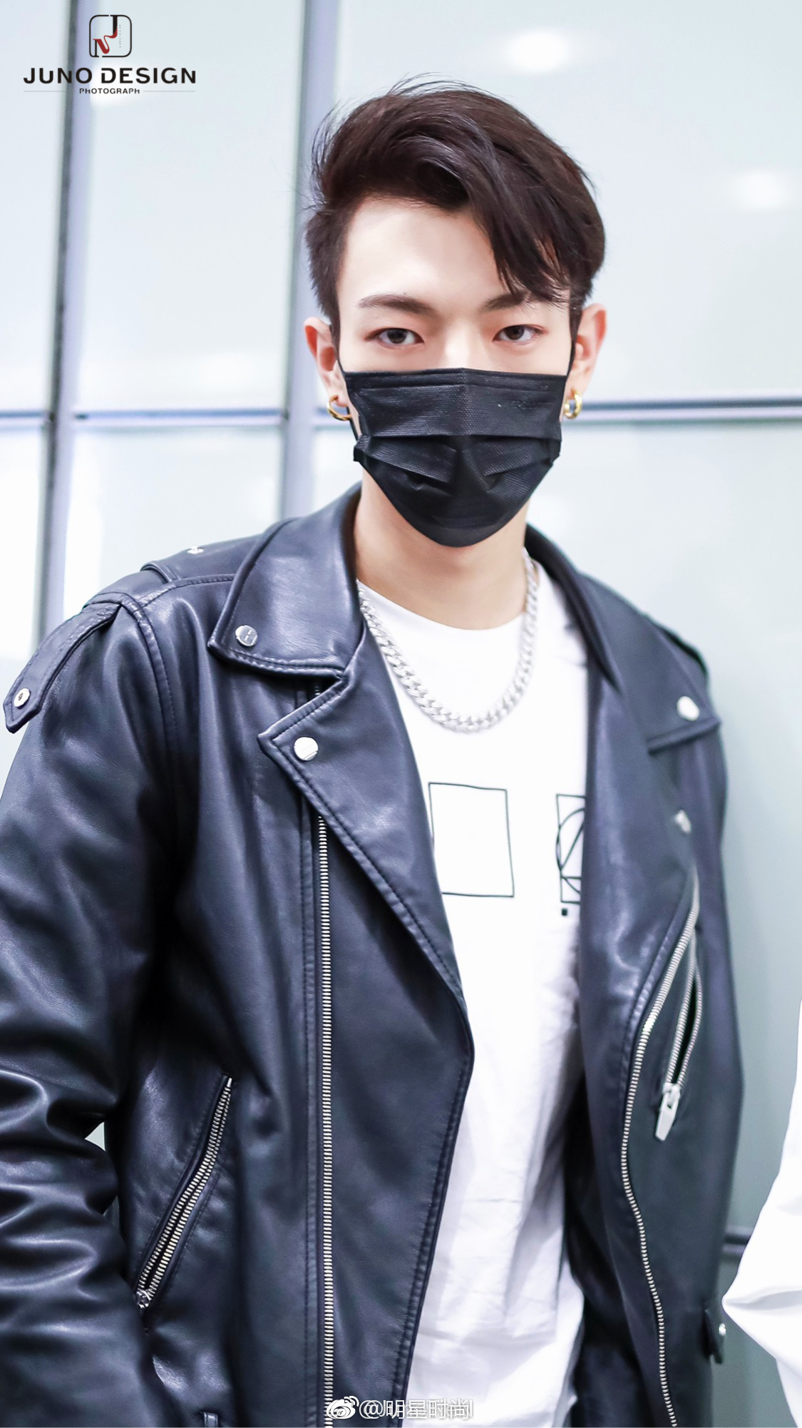 10月11日,卜凡现身上海机场,黑色皮衣外套内搭白色体恤