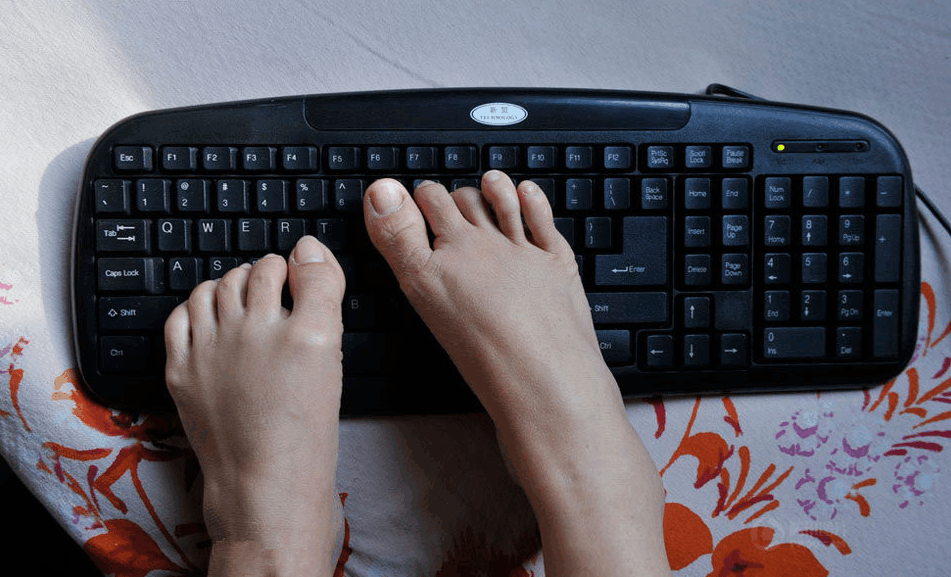 无臂女孩的婚后生活用脚做饭忙家务网友称这是世上最美丽的脚