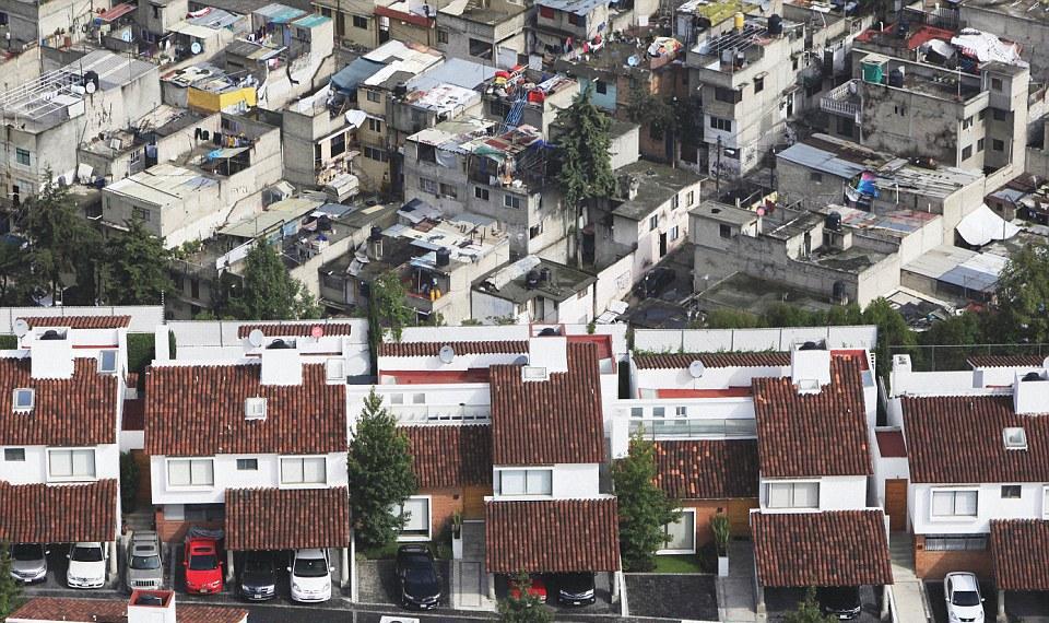 墨西哥城富人区与贫民窟仅一墙之隔, 鲜明对比可见贫富差距
