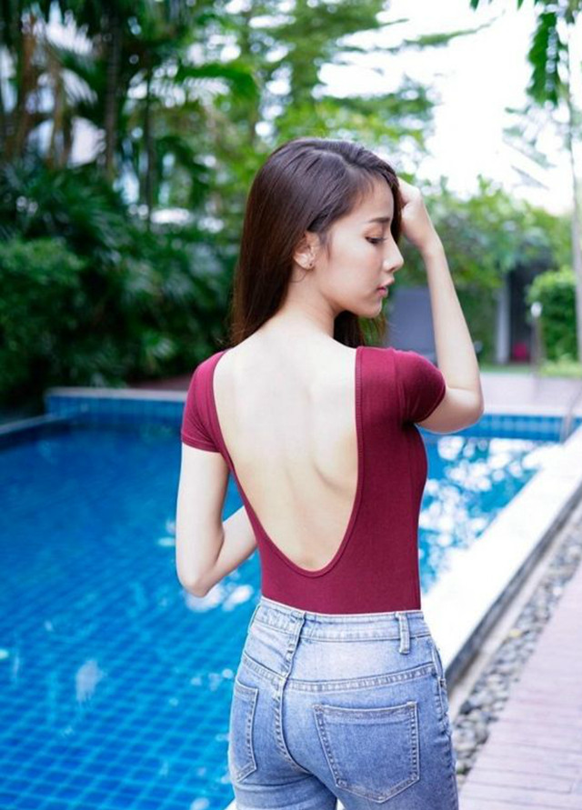 牛仔裤美女面向游泳池的一瞬间才知道自己的后背这么白