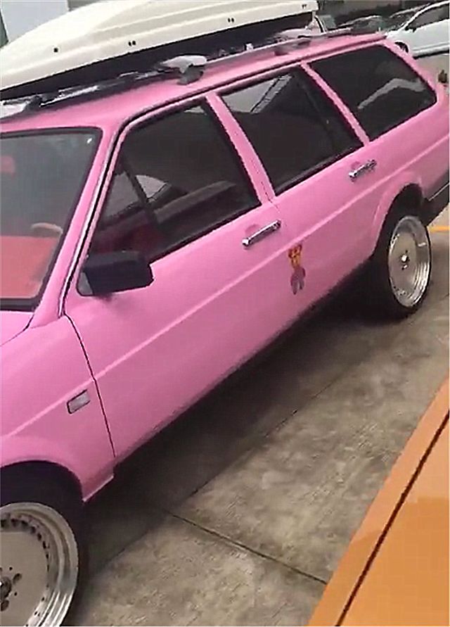 首辆粉色桑塔纳现街头车龄达40年内饰很豪华轮毂还不输迈巴赫