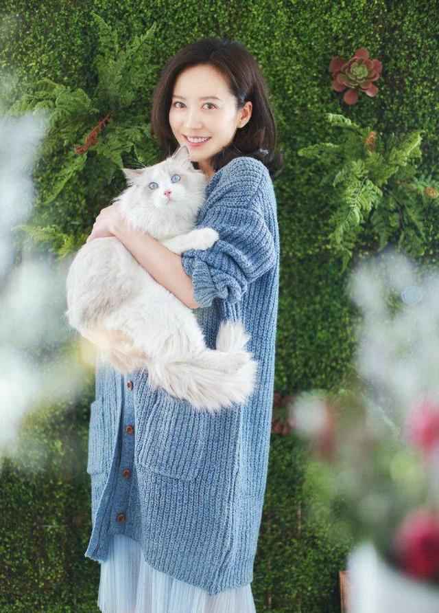 每天一组美女图之抱猫的女人你们喜欢吗|飙车|美图|猫_新浪新闻