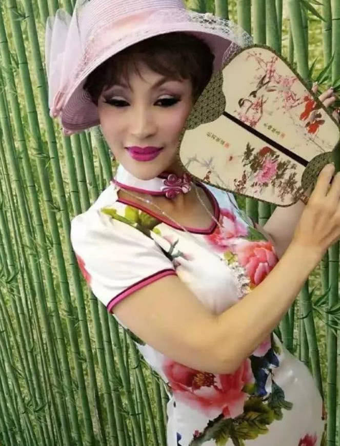 樊丽君一件古典的碎花裙十分气质,她这样的一身文艺范满满,樊丽君一头