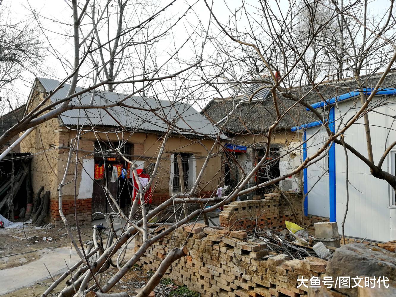 实拍朱之文的农村老家, 到处都是土屋, 断壁残垣随处可见