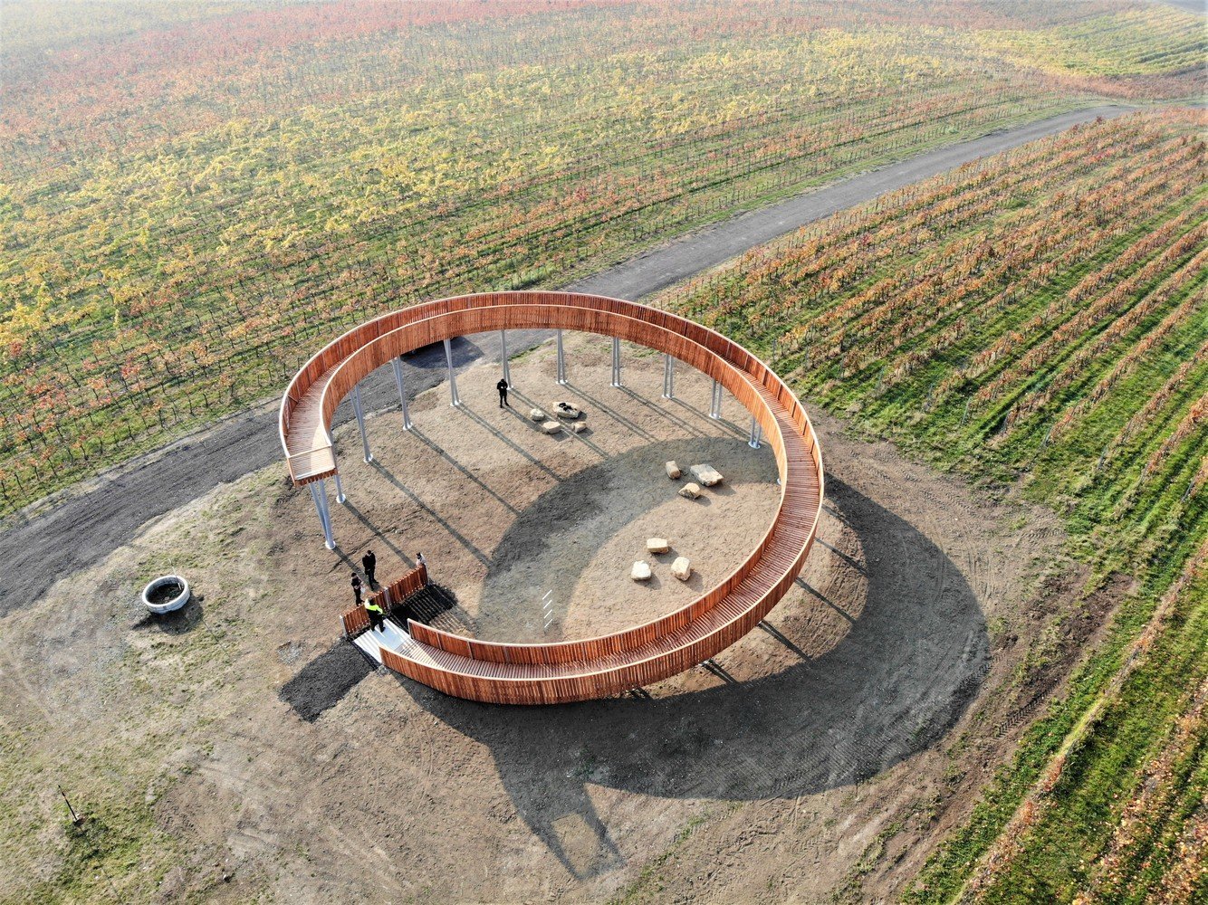 环形象征着自然和生命,整个步道缓缓向上