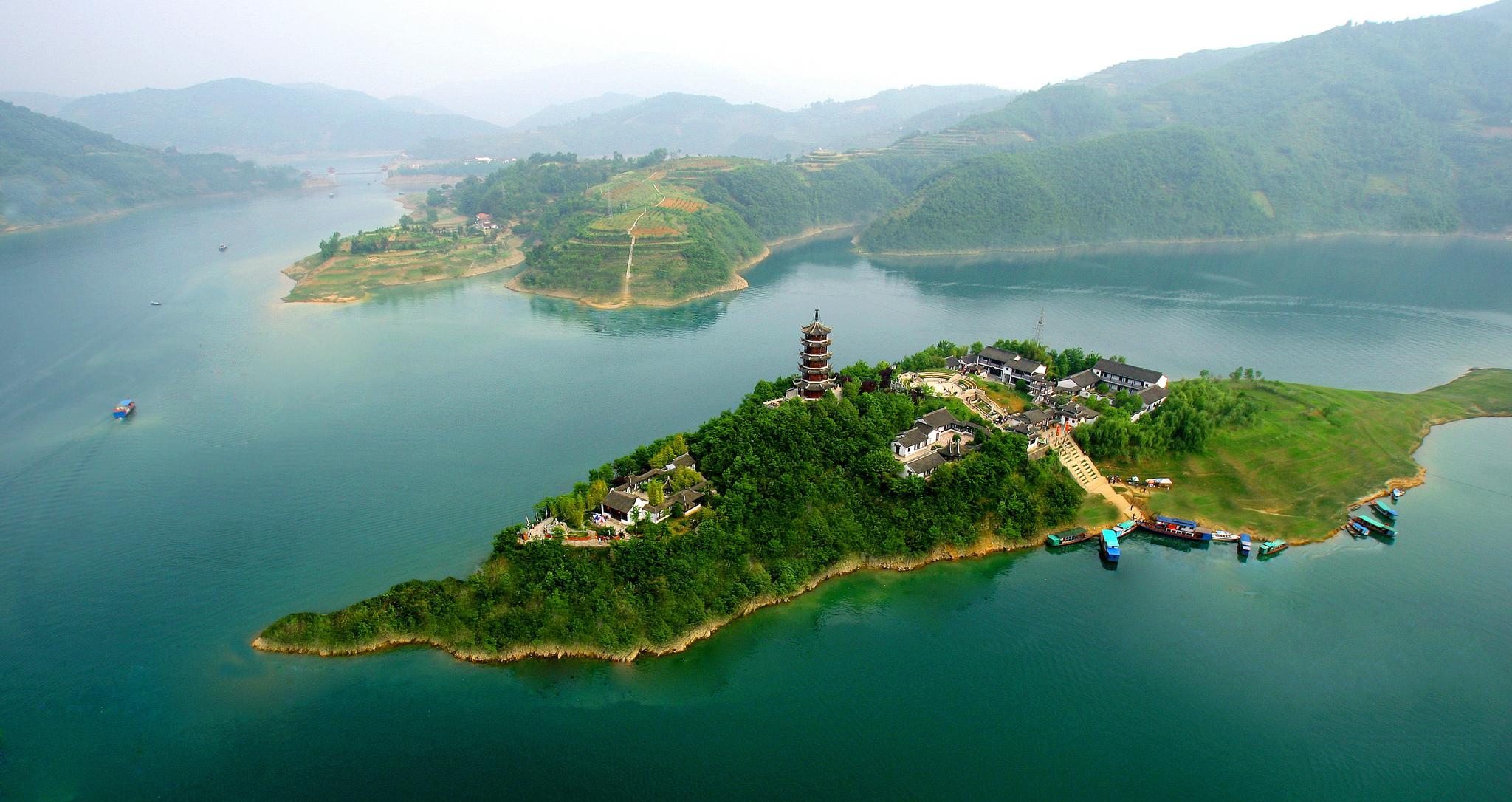 三,瀛湖旅游景区安康双龙国际生态旅游度假区,位于安康市汉滨区双龙镇