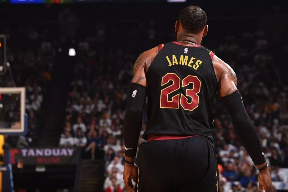 17分钟砍18 8 4数据,詹姆斯回乡"不留情面",克城球迷为之欢呼