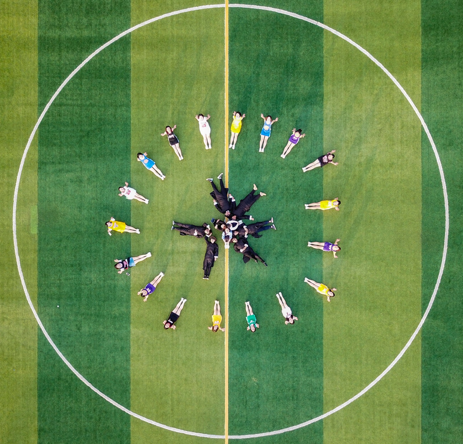 毕业季 航拍沈阳学生创意毕业照