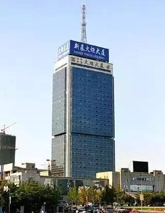 火炬大厦金融大厦虽然市府南迁,但市府广场周围依然热闹,逐渐形成了