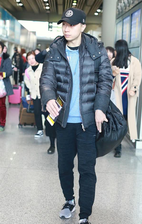 乒坛猛将马龙着休闲装 帅气大步开道似走秀