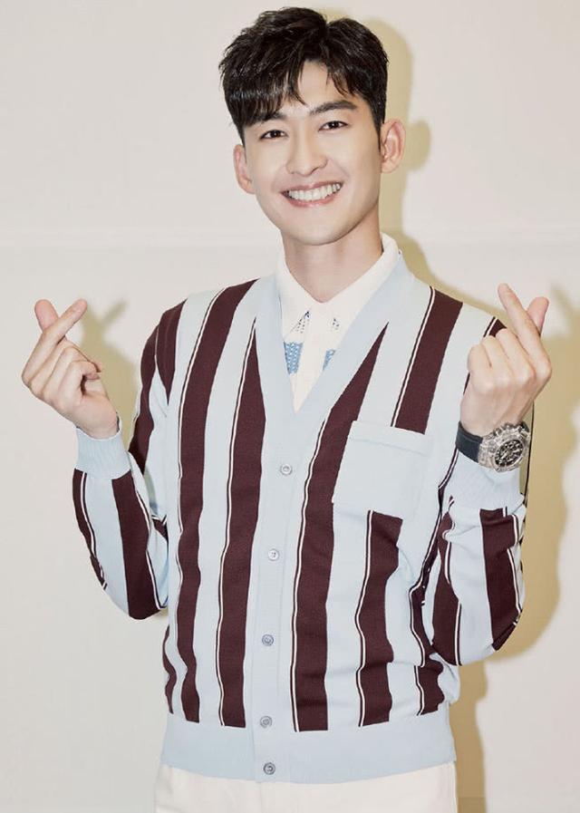 张翰又回归霸道总裁模式,白色西装现身发布会,怎么回事有点帅!