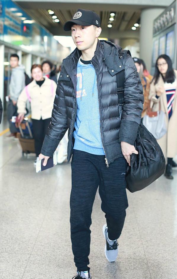 乒坛猛将马龙着休闲装 帅气大步开道似走秀