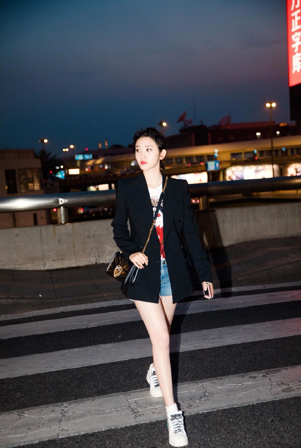 唐艺昕街拍西装短裤秀长腿网友有点过了膝盖都p得没有了