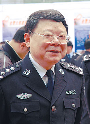 他是黑社会中的巨贪曾睡过12位女明星家中搜出3000万