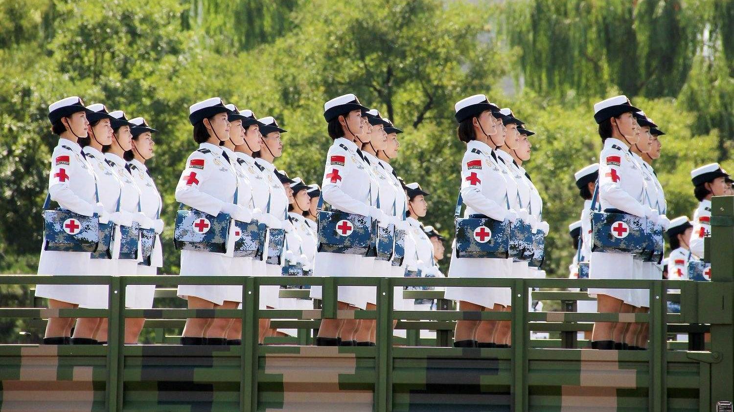 医务女兵英姿飒爽接受检阅,展现不一样的女兵美!