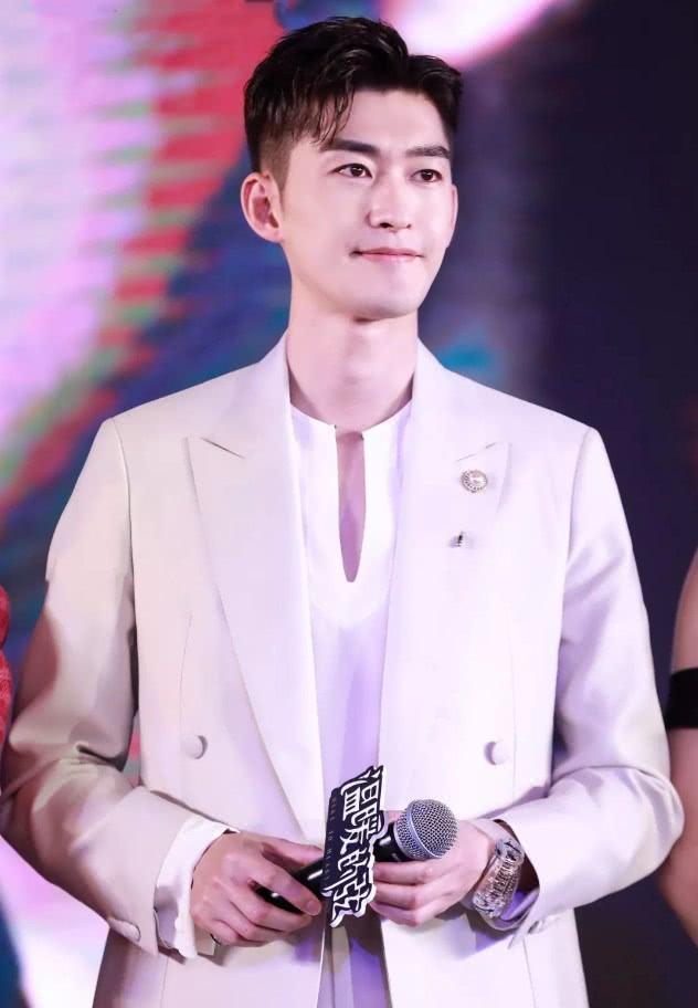 张翰又回归霸道总裁模式,白色西装现身发布会,怎么回事有点帅!