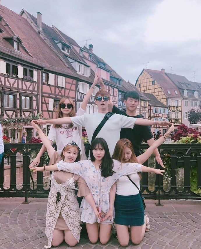 只要凑齐6个人,就能解锁好朋友拍照新姿势,快和好朋友们约起来吧