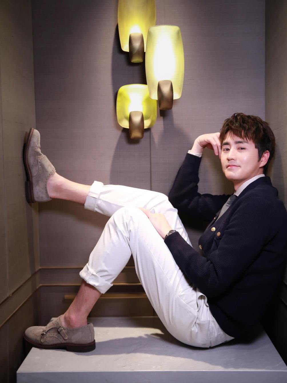 4月11日,杨玏工作室官方微博晒出了杨玏出席时尚晚宴前的写真美照