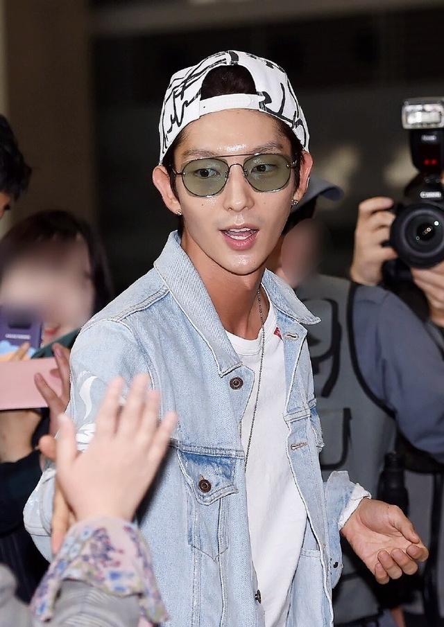 童年的男神也敌不过时间的摧残开始迈向中年……李准基现身机场的造型