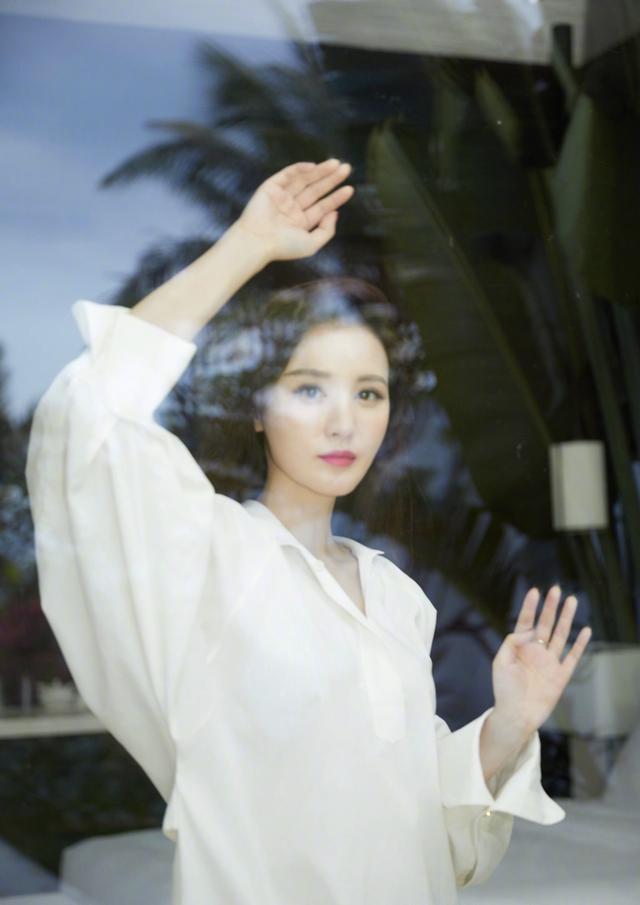 但是,现在雷佳音也火了,佟丽娅也红了,当初和她们一起合作的张萌却