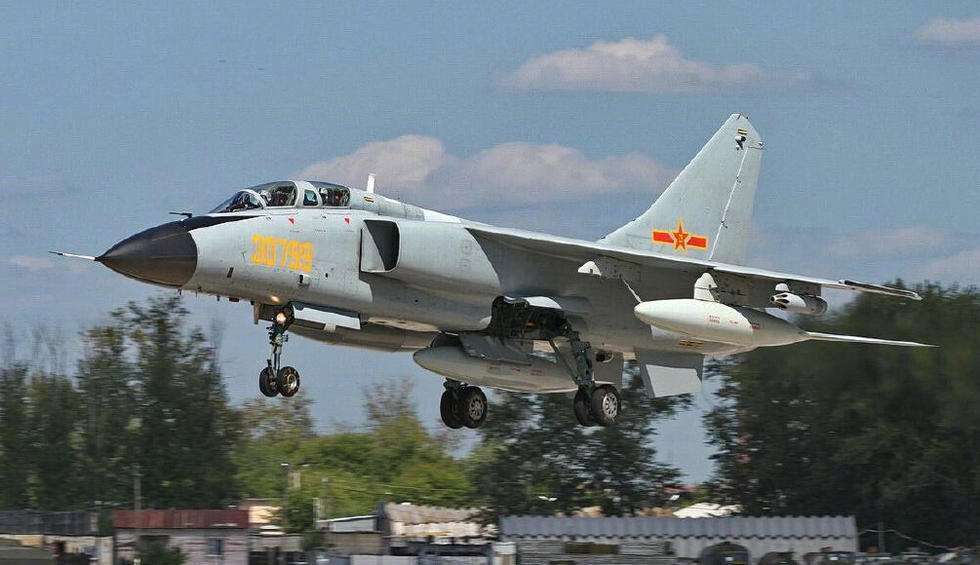 11月2日上午九点,一架歼轰-7a"飞豹"歼击轰炸机携带两枚kd88空地导弹