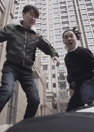 搞笑gif动图:这一天的防住上面,没防住下面!疼死我了!