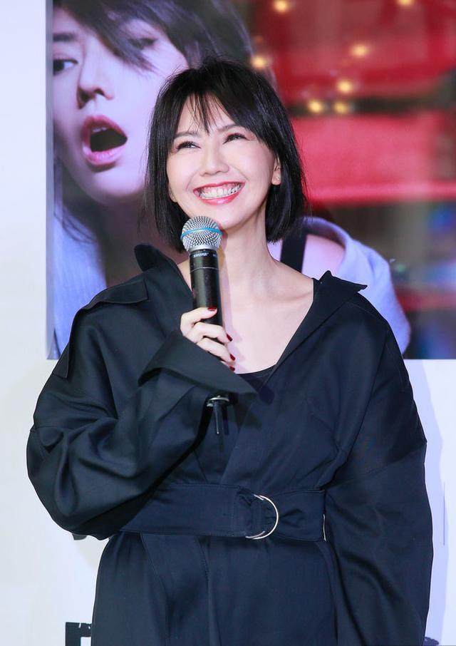 孙燕姿短发红唇美艳动人半穿收腰长裙微露锁骨踩皮靴秀小细腿