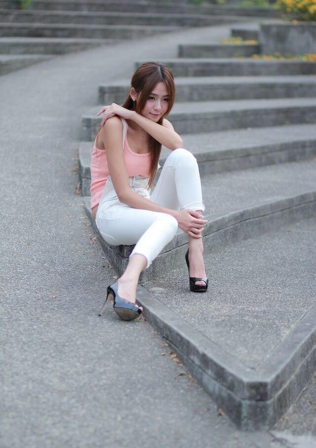 呆萌小女人小粗腿搭配紧身裤穿出迷人线条