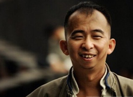 比黄渤还丑的"丑星",当导演却斩获22亿,娶的老婆美得不输明星
