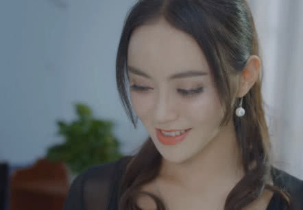 潘春春饰演麻辣教师,性感身材惹人遐想,网友