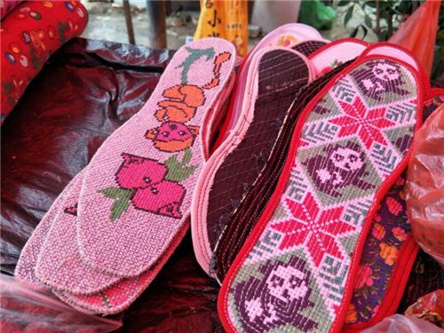 小院里长着花草,盆栽,柿子树等各种植被,让小院生机勃勃,秋意更浓.